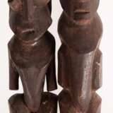 2 Afrikanische Holzfiguren, Hartholz, handgeschnitzt, 34,5 cm und 40cm - photo 1