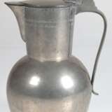 Zinn-Deckelkanne, Bauhaus, Eugen Wiedemann, Regensburg, gepunzt, gebauchter Korpus, Schnabelausguß, Bandhenkel, Deckel mit Daumendrücker, am oberen Rand Namensgravuren, Ges.-H. 29,5 cm - photo 1