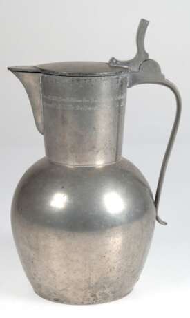 Zinn-Deckelkanne, Bauhaus, Eugen Wiedemann, Regensburg, gepunzt, gebauchter Korpus, Schnabelausguß, Bandhenkel, Deckel mit Daumendrücker, am oberen Rand Namensgravuren, Ges.-H. 29,5 cm - photo 1