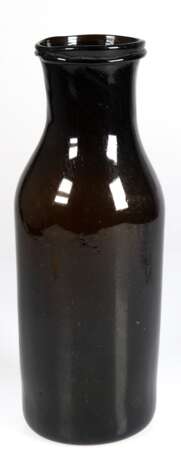 Großes Waldglas-Bindegefäß, braun, Anfang 19. Jh., mit Abriß, H. 37 cm - photo 1