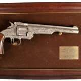 "The Wyatt Earp 44 Revolver", Dekowaffe, Hersteller Franklin Mint, L. 44 cm, im Rahmen, ges. 30x46 cm - фото 1