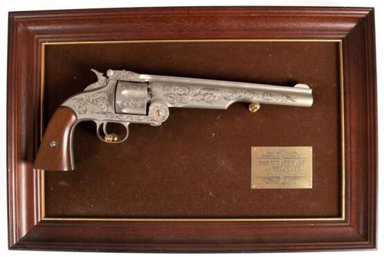 "The Wyatt Earp 44 Revolver", Dekowaffe, Hersteller Franklin Mint, L. 44 cm, im Rahmen, ges. 30x46 cm - фото 1 "The Wyatt Earp 44 Revolver", Dekowaffe, Hersteller Franklin Mint, L. 44 cm, im Rahmen, ges. 30x46 cm - фото 1