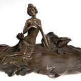 Bronze-Schale, figürlich, "Junge Frau am Seerosenteich", braun patiniert, sign. Milo, Nachguß, J.P. Deposse Paris, L. 22 cm, H. 11 cm - фото 1