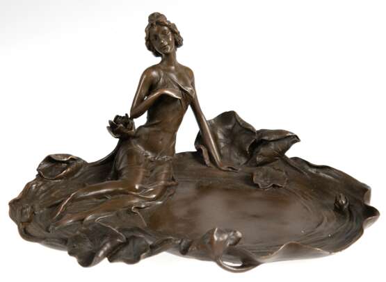 Bronze-Schale, figürlich, "Junge Frau am Seerosenteich", braun patiniert, sign. Milo, Nachguß, J.P. Deposse Paris, L. 22 cm, H. 11 cm - фото 1