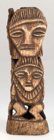 Afrikanische figürliche Schnitzerei, dreiseitig, H. 22,5 cm - photo 1 Afrikanische figürliche Schnitzerei, dreiseitig, H. 22,5 cm - photo 1