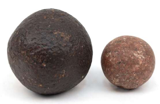 2 diverse Kanonenkugeln aus Stein, archäologische Funde, Dm. 5 cm und 9 cm - фото 1