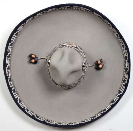 Rex Gildo-Sombrero, Ges.-Dm. 58 cm, mit diesem Sombrero ist Rex Gildo in der ZDF-Hitparade mit seinem Hit "Fiesta Mexicana" aufgetreten, Provenienz: wurde im Jahre 2000 im Auktionshaus Altus Berlin aus seinem P… - photo 1