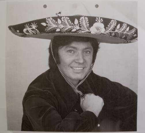 Rex Gildo-Sombrero, Ges.-Dm. 58 cm, mit diesem Sombrero ist Rex Gildo in der ZDF-Hitparade mit seinem Hit "Fiesta Mexicana" aufgetreten, Provenienz: wurde im Jahre 2000 im Auktionshaus Altus Berlin aus seinem P… - photo 2