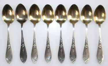 8 Jugendstil-Mokkalöffel, 800er Silber, Laffe vergoldet, Griffe mit stilisiertem Floraldekor, Ges.-Gew. 97,15 g, L. 10,5 cm