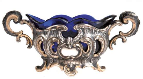 Salznapf mit blauem Glaseinsatz, WMF, im Barockstil, mit 2 seitl. Henkeln, Glaseinsatz am Rand best., 5x10,5x4,2 cm - photo 1