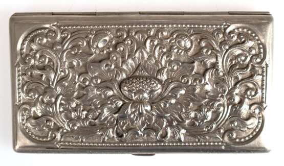 Zigarettenetui, 800er Silber, innen vergoldet, Gravur "Indonesian Bottlers Ltd. Coca Cola- Djakarta 10-1-'61", Deckel mit floralem Relief, Gew. 156 g, 1,2x15x8 cm - photo 1