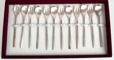 Dessert-Besteck, 700er Silber, Korea, satiniert, bestehend aus 6 Löffeln und 6 Gabeln, Ges.-Gew. 138 g, L. 13 cm, im Originaletui