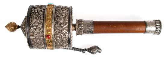 Gebetsmühle aus Silber und Gold, innen handbeschriebene Papierrolle mit Mantras, Korpus floral und ornamental reliefiert, besetzt mit 3 Schmucksteinen, Holzgriff, L. 24 cm, dabei Foto und Schriftstück, das Lama mit Geb… - photo 1
