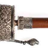 Gebetsmühle aus Silber und Gold, innen handbeschriebene Papierrolle mit Mantras, Korpus floral und ornamental reliefiert, besetzt mit 3 Schmucksteinen, Holzgriff, L. 24 cm, dabei Foto und Schriftstück, das Lama mit Geb… - photo 1