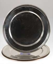 3 Platzteller, versilbert, mit Perlrand, min. Gebrauchspuren, Dm. 29,3 cm