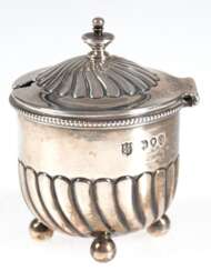 Gewürz-Gefäß, Silber, England, London 1911, auf 4 Kugelfüßen, z.T. geschweift godroniert, Scharnierdeckel mit Aussparung für Löffel, blauer Glaseinsatz, Gew. (ohne Glas) 46,10 g, H. 6 cm, Dm. 4,5 cm