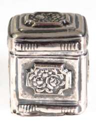 Tablettendose, Silber, Holland, punziert, vierkantig, mit Scharnierdeckel, floraler und ornamentaler Reliefdekor, Gebrauchspuren, Gew. 25,6 g, 4,7x4x3 cm