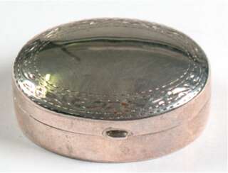 Pillendose, oval, 925er Silber, mit umlaufendem Dekor, Maße ca. 3,1 x 2,5 x 1,3 cm