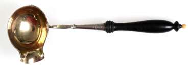 Biedermeier-Sahnelöffel, Silber, Schweden, innen vergoldet, mit verschlungenem Monogramm, gedrechselter, ebonisierter Griff, L. 21 cm