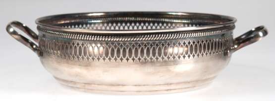 Schale, durchbrochen, versilbert, rund, 2 seitl. Henkel, Gebrauchspuren, H. 7,5 cm, Dm. 23,5 cm - photo 1