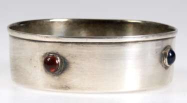 Schale, rund, versilbert, außen mit 4 farbigen Schmucksteinen besetzt, Gebrauchspuren, H. 4 cm, Dm. 12,2 cm