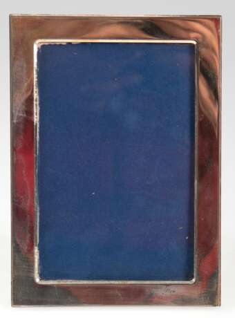 Standfotorahmen, versilbert, min. Gebrauchspuren, Innenmaß 14,5x9,5 cm, ges. 17,5x12,5 cm - Foto 1