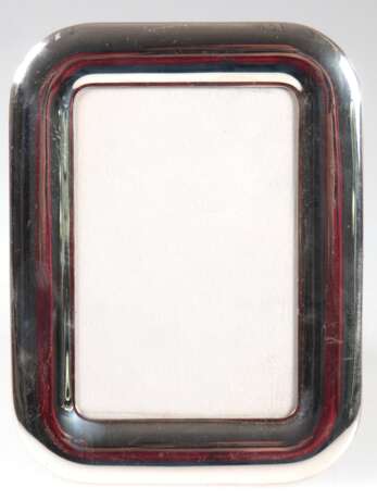 Standfotorahmen, versilbert, min. Gebrauchspuren, Innenmaß 12,3x8,3 cm, ges. 17x13 cm - Foto 1