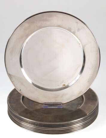 9 Platzteller, versilbert, umgeschlagener Rand, z.T. Gebrauchspuren, Dm. 29,5 cm - photo 1