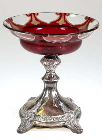 Biedermeier-Aufsatzschale mit Silber-Fuß (geprüft) auf 4 Beinchen, gefüllt, Glasschale z.T. rot lasiert mit Restvergoldung, Gebrauchspuren, H. 16 cm, Dm. 14 cm - photo 1