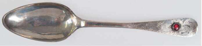 Löffel mit rotem Glasstein, Norddeutschland 19. Jh., Silber, 2x punziert, Stiel und Laffenrückseite floral ziseliert, Gebrauchspuren, Ges.-Gew. 53 g, L. 24,3 cm - photo 1