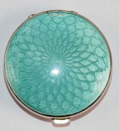 Kleine Schnupftabak-Dose, England wohl um 1920, Sterlingsilber, hellblaue Guilloche-Emaille, am Rand minimale, leicht beriebene Stelle, herausnehmbares Innenleben, Dm. ca. 4,3 cm, ca. 43.2 g - photo 1