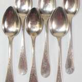 6 diverse Jugendstil-Kaffeelöffel, 800er Silber, Griffe mit floralem Dekor, 1x mit Monogr., Gebrauchspuren, ges. 91 g, L. ca. 13,5 cm - photo 1