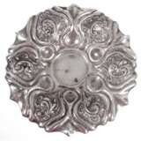 Schale, 13 Lot Silber, 1847 Wien, 184 g, auf rundem, getrepptem Fuß reich reliefierte Schale mit Rocaillen- und Ornamentdekor, H. 4,5 cm, Dm. 18 cm - photo 1