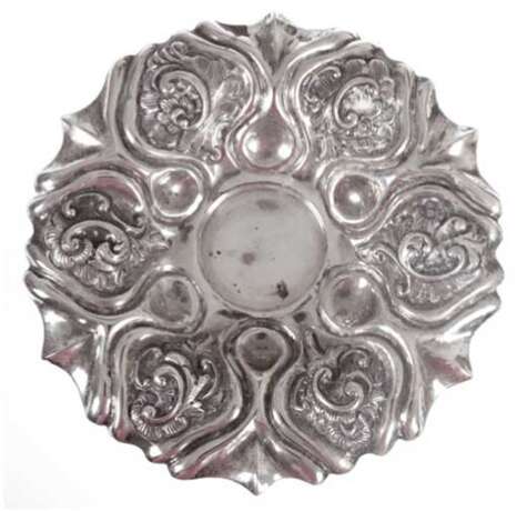 Schale, 13 Lot Silber, 1847 Wien, 184 g, auf rundem, getrepptem Fuß reich reliefierte Schale mit Rocaillen- und Ornamentdekor, H. 4,5 cm, Dm. 18 cm - photo 1