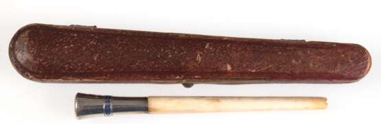 Zigarettenspitze im alten Etui, um ca. 1920, 900er Silber, mit blau emailliertem Dekor, Länge ca. 10 cm, Monogramm "LW", Etui leichte Beschädigung - фото 1