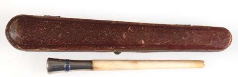 Zigarettenspitze im alten Etui, um ca. 1920, 900er Silber, mit blau emailliertem Dekor, Länge ca. 10 cm, Monogramm "LW", Etui leichte Beschädigung - фото 1