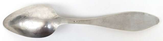 Friesenlöffel, Silber, Stiel vergoldet, besetzt mit 3 Schmucksteinen und floral ziseliert, rücks. Namensgravur dat. 1840, Ges.-Gew. 61 cm, L. 24,5 cm - photo 1