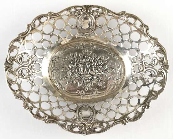 Durchbruchschälchen, oval, Silber (geprüft), mittig Rosenrelief, durchbrochener Rand, Gew. 53 g, 2x13x10,5 cm - photo 1