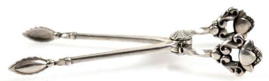 Zuckerzange, Georg Jensen, Dänemark, Sterling, Eichelmuster, Gew. 25,3 g, L. 10,3 cm - photo 1