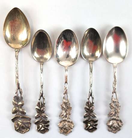 5 diverse Mokkalöffel, Hildesheimer Rose, 835/800er Silber. ges. 37 g, L. 2x 8,5 cm, 2x 8,8 cm und 1x 10,2 cm - Foto 1