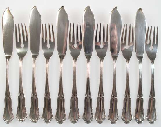 Fischbesteck für 6 Personen, Dresdner Barock, 800er Silber, ca. 586 g, sehr guter, wohl kaum benutzter Zustand, punziert mit 800 und Halbmond mit Krone, G. A. Scheel, ohne Monogramm, in Schachtel von Eberhard Rullkötter… - Foto 1