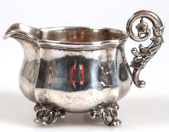 Milchkännchen, punziert 855er und 13 1/4 Lot Silber, Meisterst. "Tosth", auf 4 Füßchen, vertikal gerippt, Volutenhenkel mit Blattdekor, Gew. 127 g, H. 8 cm - Foto 1