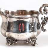 Milchkännchen, punziert 855er und 13 1/4 Lot Silber, Meisterst. "Tosth", auf 4 Füßchen, vertikal gerippt, Volutenhenkel mit Blattdekor, Gew. 127 g, H. 8 cm - Foto 1