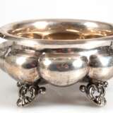 Zuckerschale, punziert 855er und 13 1/4 Lot Silber, Meisterpunze "LT", auf 4 Füßchen, godronierter Korpus mit 2 seitlichen Ohrenhenkeln, Gew. 172 g, Ges.-H. 9 cm, L. 20 cm - Foto 1