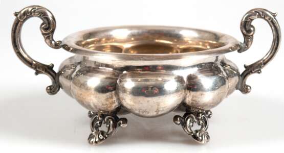 Zuckerschale, punziert 855er und 13 1/4 Lot Silber, Meisterpunze "LT", auf 4 Füßchen, godronierter Korpus mit 2 seitlichen Ohrenhenkeln, Gew. 172 g, Ges.-H. 9 cm, L. 20 cm - Foto 1