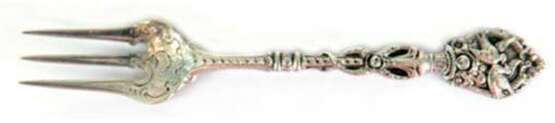 Vorlegegabel, 800er Silber, punziert, ca 22 g, reich verziert, Griffende mit Blumenkorb und 2 Tauben, L. 14 cm - photo 1