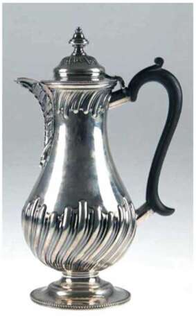 Kaffeekanne, Sheffield 1901, 925er Silber, ca. 550 g, barocke Form mit Holzgriff, geschweift godroniert, H. 23 cm - фото 1