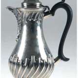 Kaffeekanne, Sheffield 1901, 925er Silber, ca. 550 g, barocke Form mit Holzgriff, geschweift godroniert, H. 23 cm - фото 1