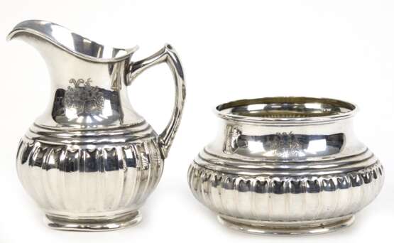 Sahnekännchen und Zuckerschale 800er Silber, gebauchter Korpus mit vertikalem Rippendekor, mit graviertem Wappen, 1x Stand gedellt, zus. ca. 357 g, Kännchen-H. 12 cm - фото 1