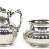 Sahnekännchen und Zuckerschale 800er Silber, gebauchter Korpus mit vertikalem Rippendekor, mit graviertem Wappen, 1x Stand gedellt, zus. ca. 357 g, Kännchen-H. 12 cm - фото 1